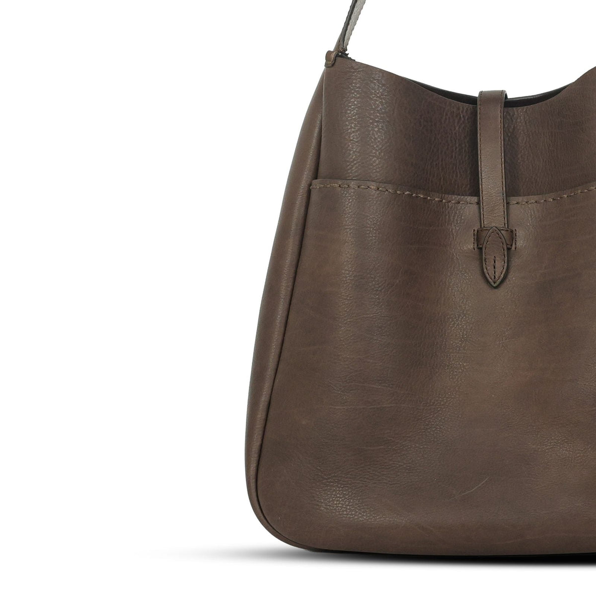 Everyday Sling Large in Testa di Moro leather — leather grain and closure detail